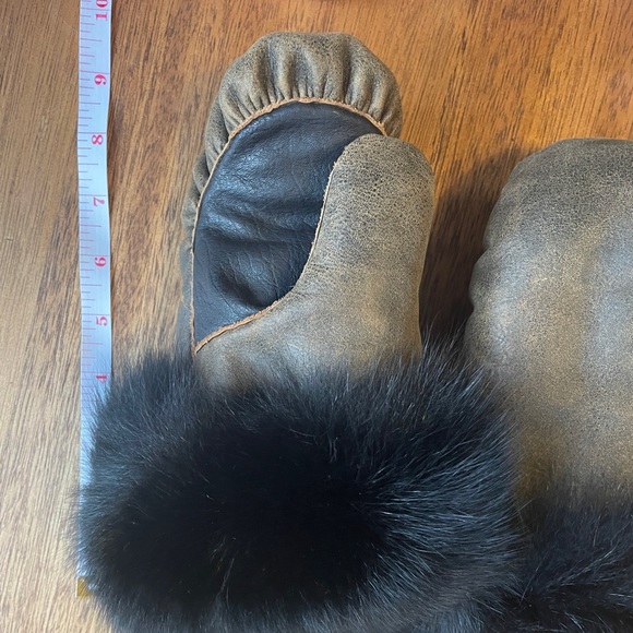 Traditional Inuit leather & fur mittens - Picture 12 of 12